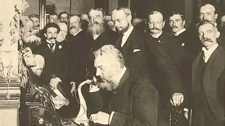 Alexander Graham Bell inaugurando la línea telefónica de Nueva York a Chicago en 1892.