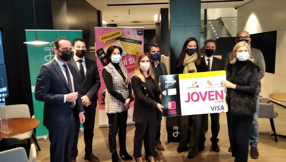 Presentación de la nueva tarjeta joven en el Store de Caixabank en Valladolid