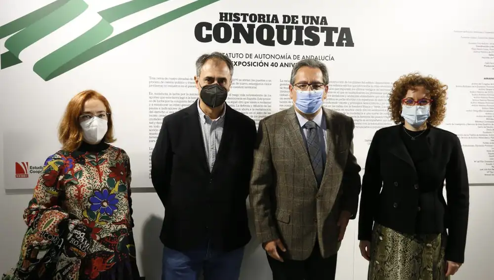 La secretaria general de CC OO-A, Nuria López (dcha), junto al presidente de la Fundación Cajasol, Antonio Pulido (el segundo por la dcha.), entre otros