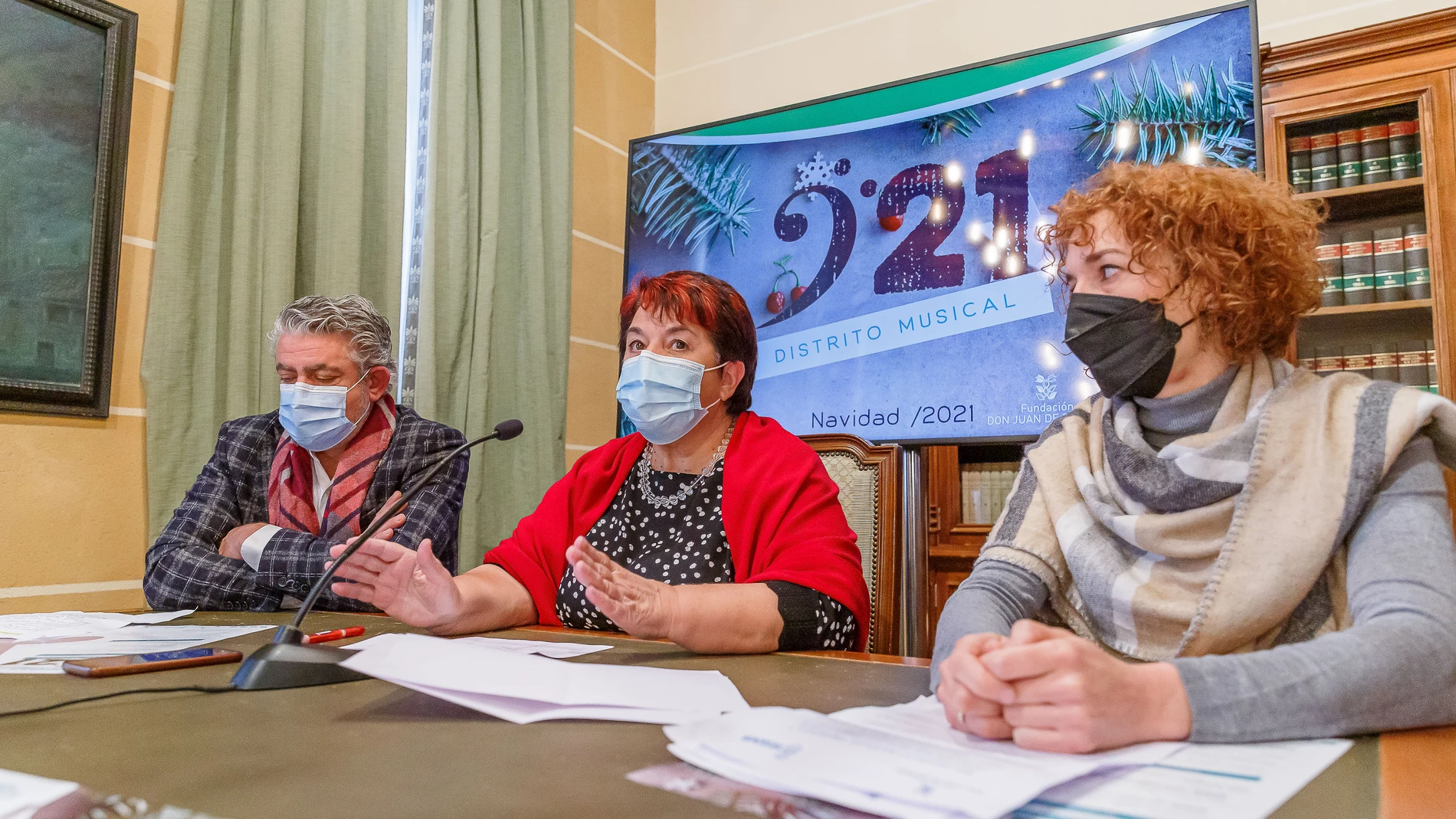 La alcaldesa de Segovia, Clara Luquero (C); el vicepresidente primero de la Diputación de Segovia, José María Bravo (I), y la coordinadora de la Fundación don Juan de Borbón, Noelia Gómez (D), presentan la programación de "921 Distrito Musical" y la celebración del 25 aniversario de la Escolanía de Segovia