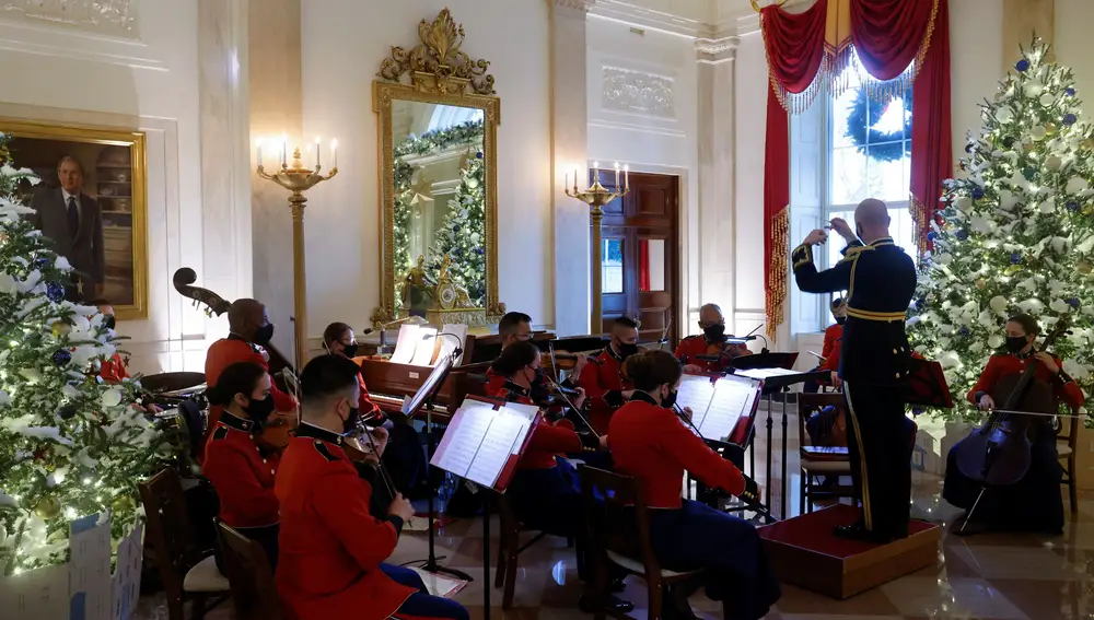 Miembros de la orquesta de los marines tocan música navideña en la Casa Blanca | REUTERS/Jonathan Ernst