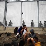 Miembros de la policía Nacional vigilan la verja que separa Ceuta de la localidad de Fnideq (Castillejos) en una avalancha de inmigrantes sin precedentes en España.