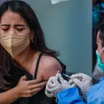 Una mujer recibe una dosis de la vacuna contra la covid en Indonesia