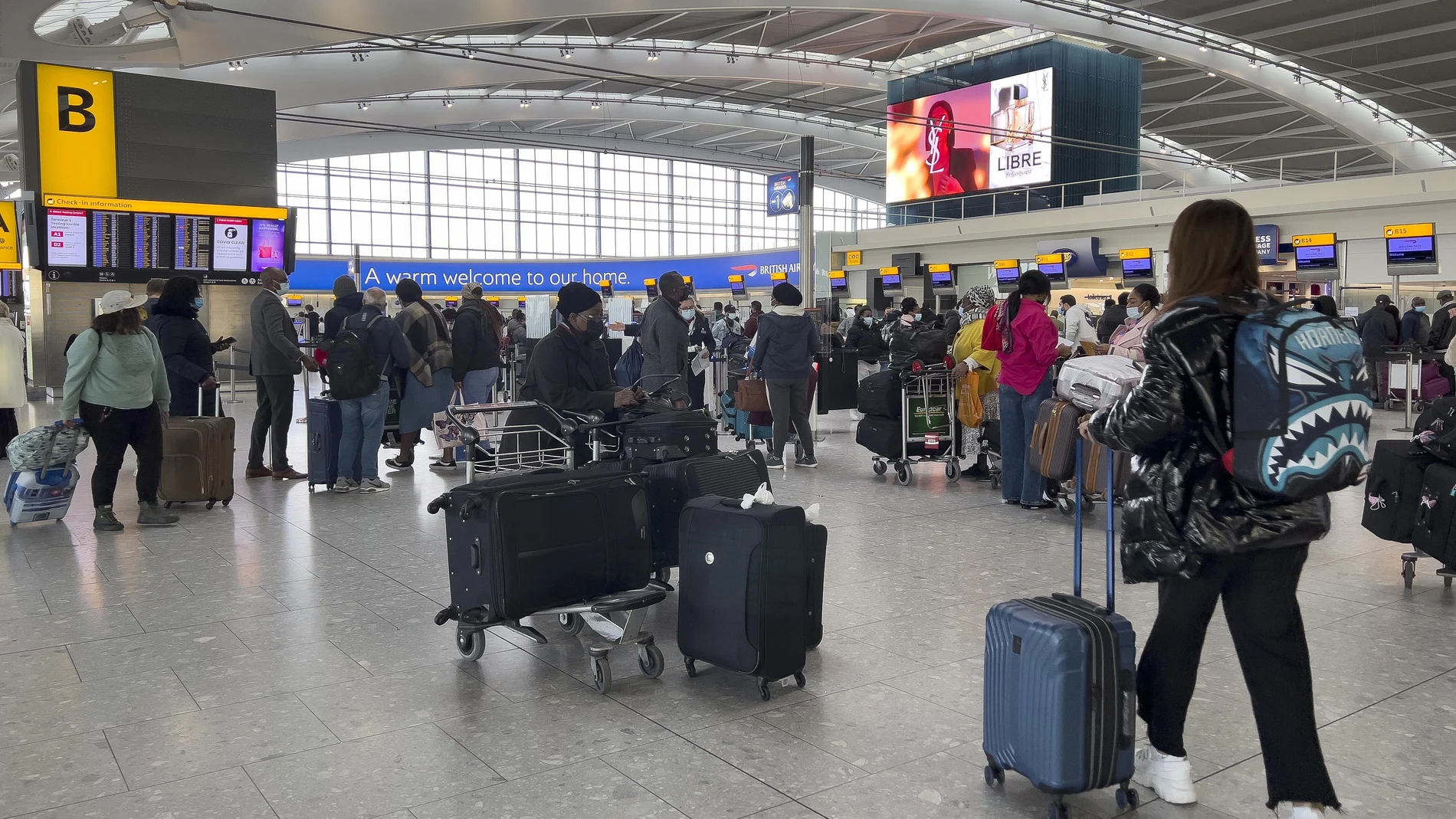 Pasajeros hacen cola en el aeropuerto Heathrow en Londres