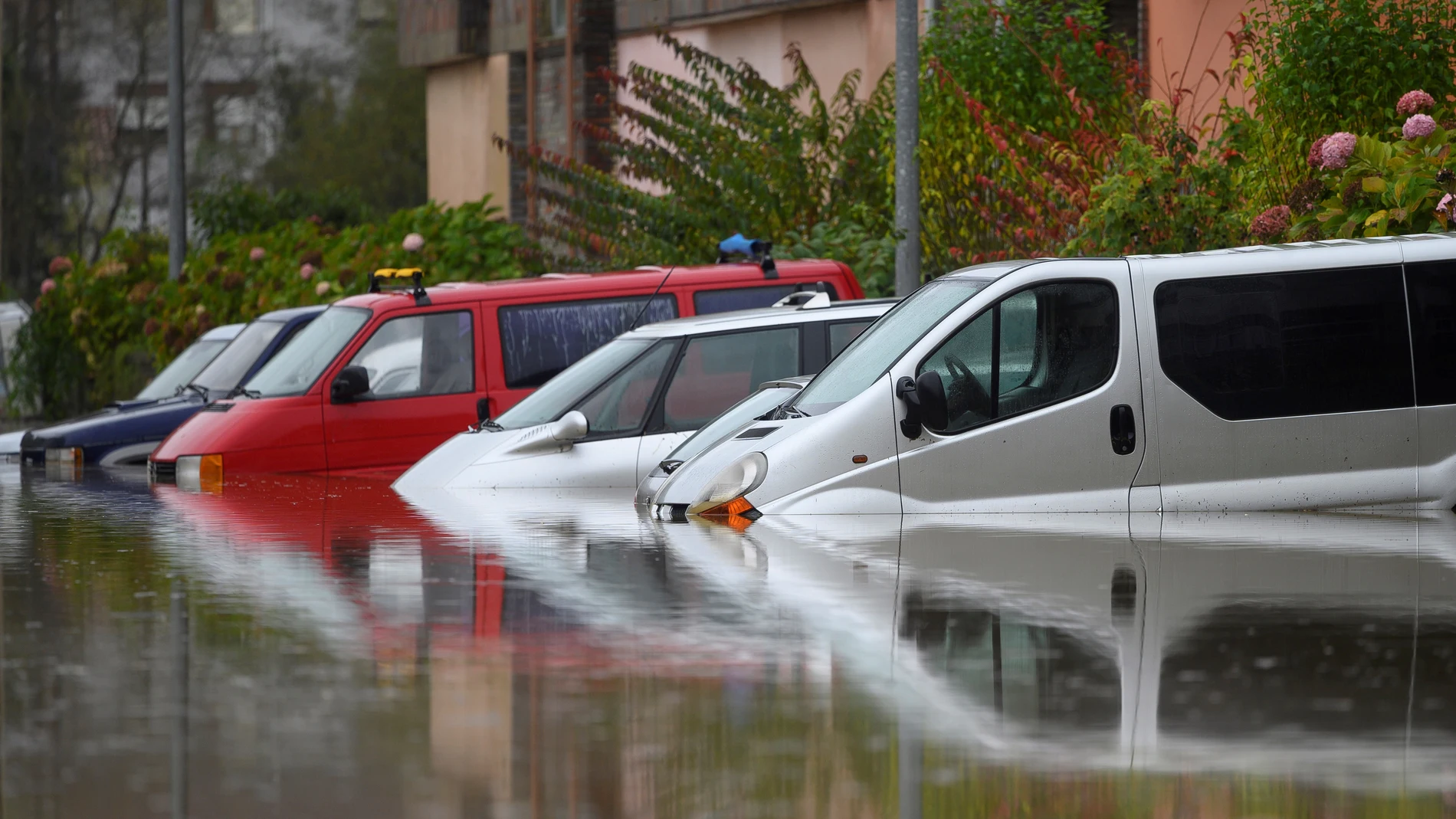 Varios vehículos permanecen bajo el agua en el poligono industrial de Ampuero