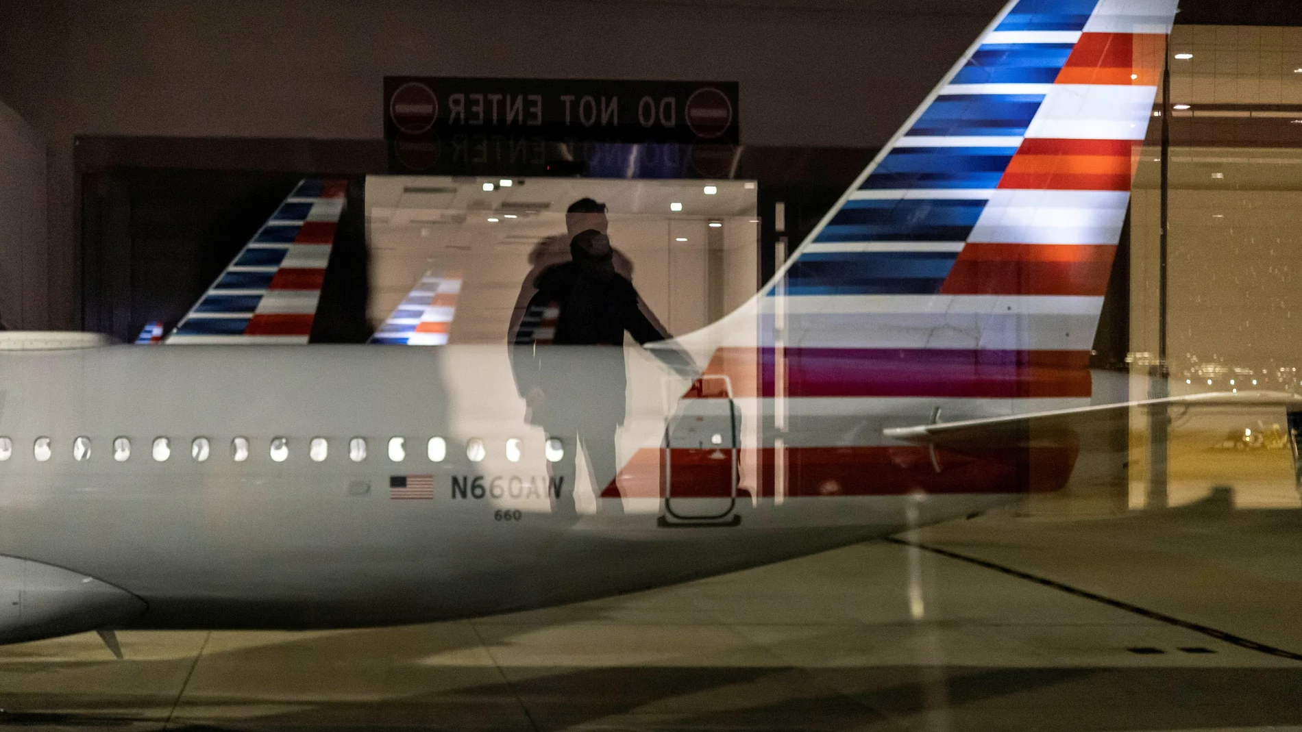 Un pasajero llega a la terminal del Aeropuerto Nacional de Washington, en EE UU