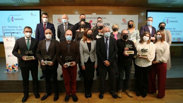 Foto de familia del vicepresidente Igea y la consejera Carlota Amigo con los comerciantes premiados