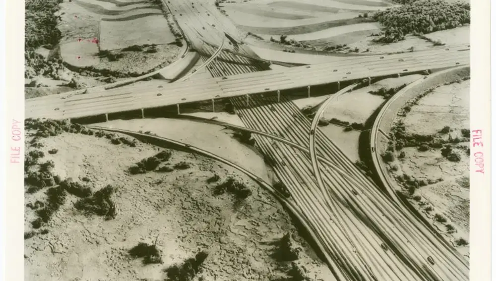 La exposición sitúo en el imaginario del público el tipo de autopistas que años después vertebrarían Estados Unidos.