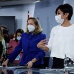 La vicepresidenta primera y ministra de Asuntos Económicos y Transformación Digital, Nadia Calviño (i); y la ministra de Política Territorial y portavoz del Gobierno, Isabel Rodríguez tras la rueda de prensa posterior al Consejo de Ministros