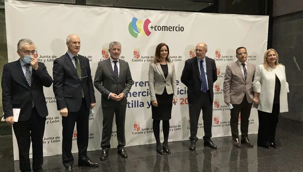Amigo e Igea, junto a otras personalidades del mundo del comercio antes de la gala.EUROPA PRESS30/11/2021