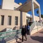 Varios personas mayores acuden al centro de salud de Abarán (Murcia)