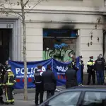 Mossos d’Esquadra y policías desplegados en las inmediaciones del edificio donde se ha producido un incendio con víctimas mortale
