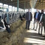 El consejero de Agricultura, Ganadería y Desarrollo Rural, Jesús Julio Carnero, durante la visita a la cooperativa vallisoletana Vazaeco, en Tordehumos