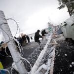 Oficiales ucranianos realizan obras de mantenimiento en la frontera con Bielorrusia