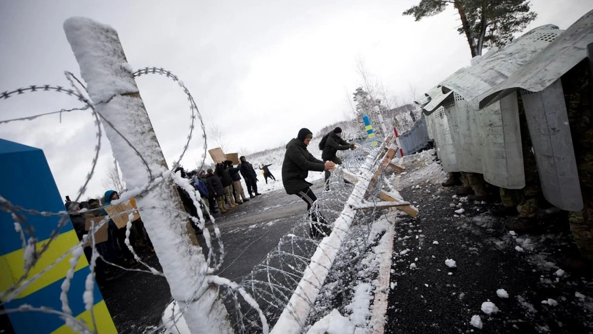 Oficiales ucranianos realizan obras de mantenimiento en la frontera con Bielorrusia