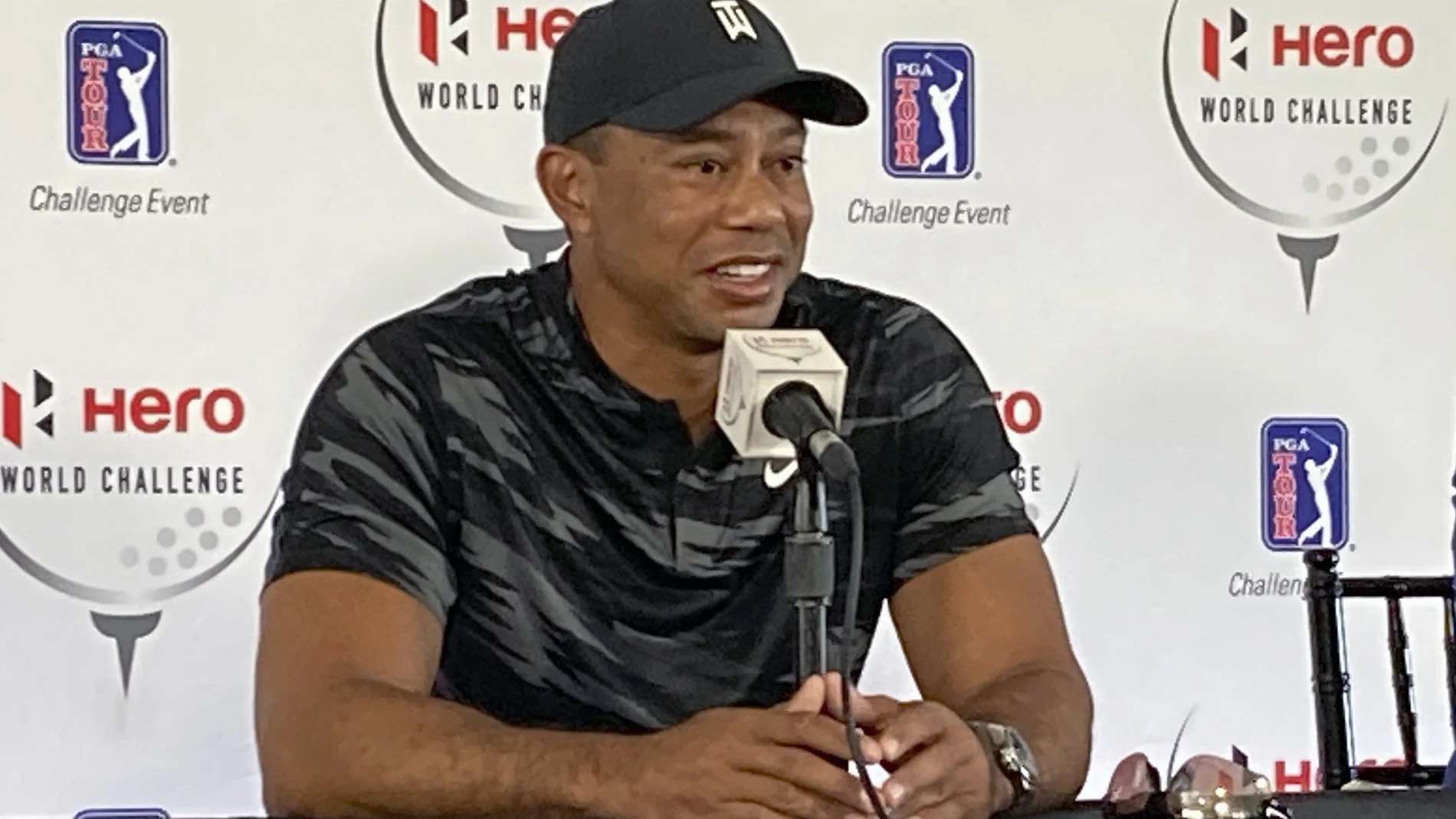 Tiger Woods, en plena conferencia de prensa