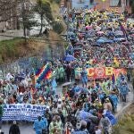 -FOTODELDIA- BOL05 LA PAZ (BOLIVIA) 29/11/2021.-Miembros de movimientos sociales y autoridades del gobierno participan en la "marcha por la patria", a su llegada a La Paz. La multitudinaria marcha, encabezada por el presidente de Bolivia, Luis Arce; el exmandatario Evo Morales, demás autoridades y sectores oficialistas llegó este lunes a La Paz tras recorrer más de 188 kilómetros durante siete días, para "defender" la democracia y "respaldar" al Gobierno. EFE/Martin Alipaz