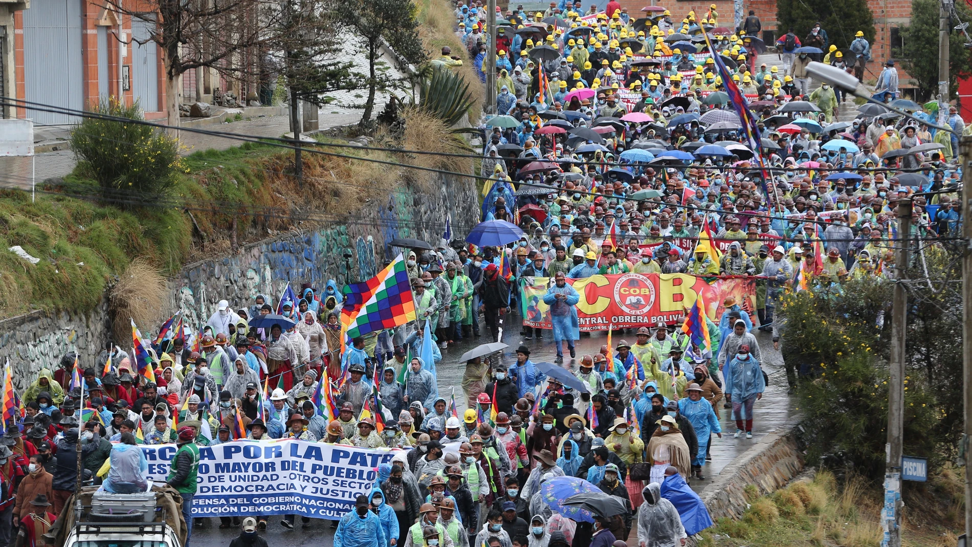 -FOTODELDIA- BOL05 LA PAZ (BOLIVIA) 29/11/2021.-Miembros de movimientos sociales y autoridades del gobierno participan en la "marcha por la patria", a su llegada a La Paz. La multitudinaria marcha, encabezada por el presidente de Bolivia, Luis Arce; el exmandatario Evo Morales, demás autoridades y sectores oficialistas llegó este lunes a La Paz tras recorrer más de 188 kilómetros durante siete días, para "defender" la democracia y "respaldar" al Gobierno. EFE/Martin Alipaz