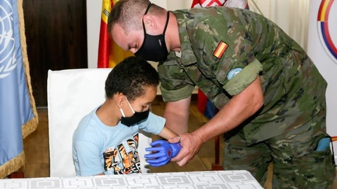 Uno de los militares españoles en Líbano coloca la prótesis al pequeño