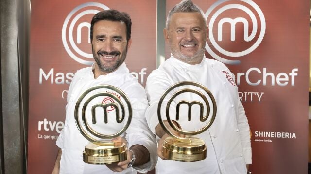 El periodista Juanma Castaño y el cómico Miki Nadal posan con el trofeo de ganador del concurso culinario Master Chef Celebrity