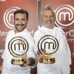 El periodista Juanma Castaño y el cómico Miki Nadal posan con el trofeo de ganador del concurso culinario Master Chef Celebrity