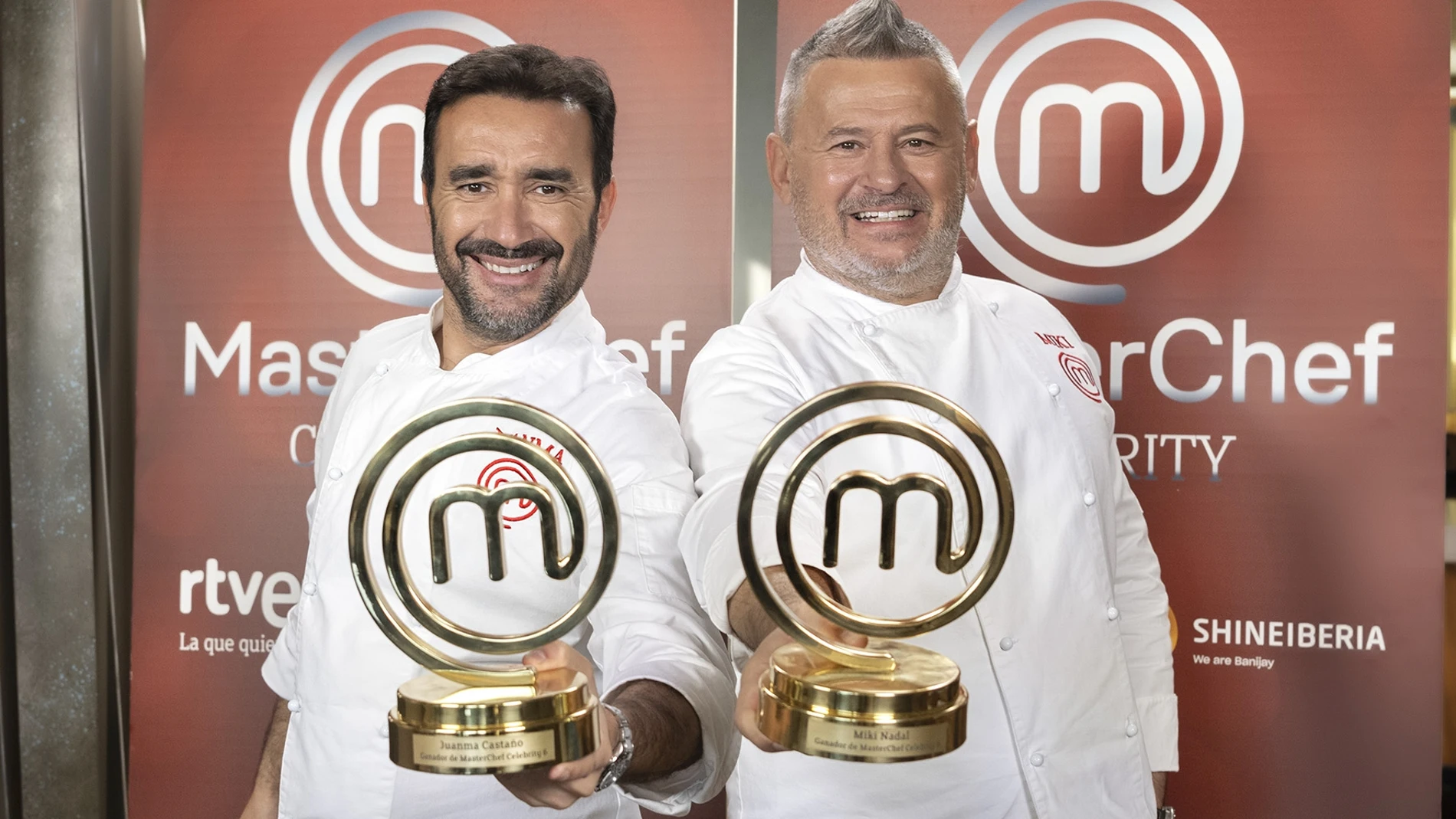 El periodista Juanma Castaño y el cómico Miki Nadal posan con el trofeo de ganador del concurso culinario Master Chef Celebrity