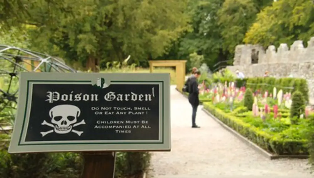 Cartel de aviso del &quot;Poison Garden&quot;: &quot;no tocar, oler o comer ninguna planta&quot; (...) &quot;Los niños deben ir acompañados en todo momento&quot; | Fuente: alnwickgarden