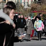 Varias personas pasean por el centro de la ciudad cuando la Comunitat Valenciana ha experimentado en noviembre un repunte de los contagios de coronavirus