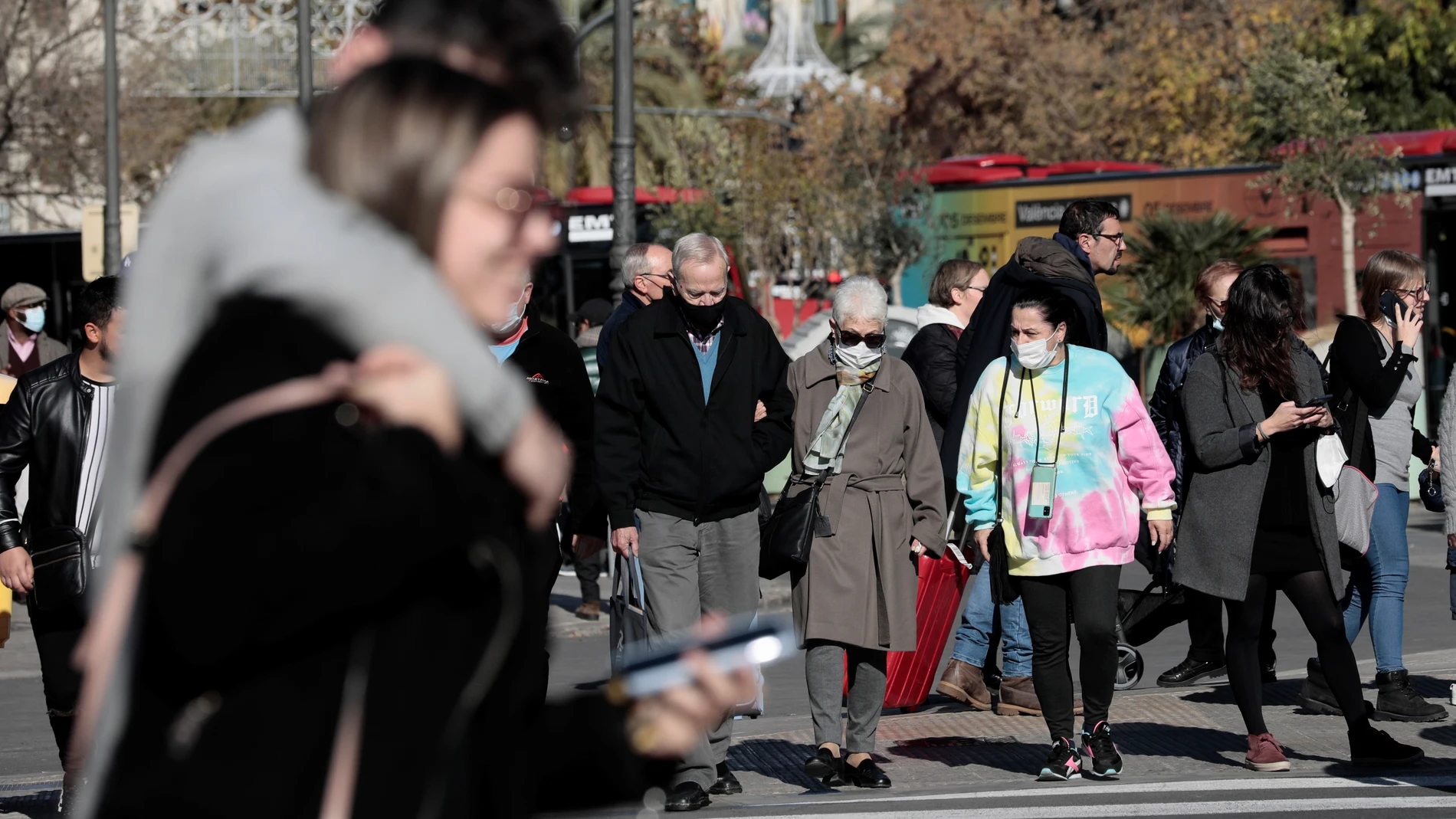 Varias personas pasean por el centro de la ciudad cuando la Comunitat Valenciana ha experimentado en noviembre un repunte de los contagios de coronavirus