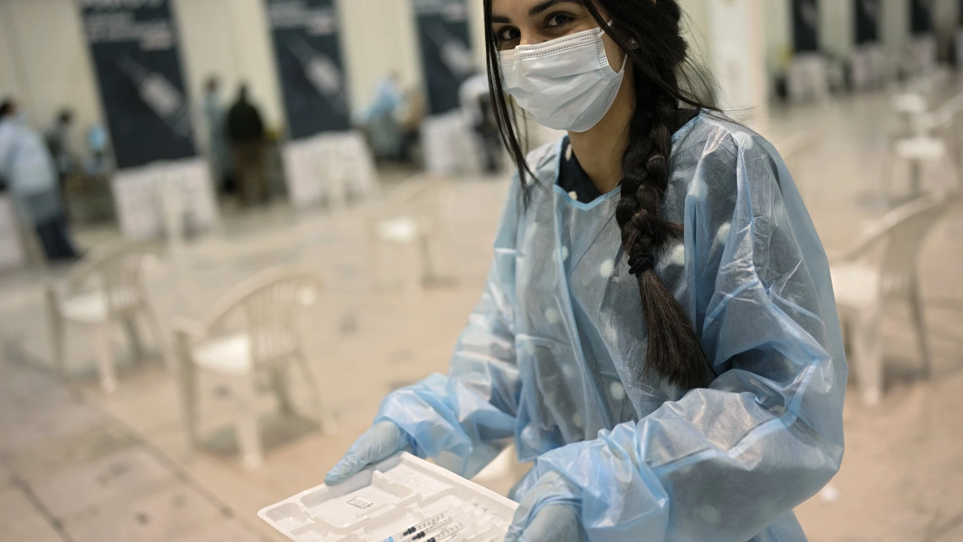 Carolina, una enfermera, traslada dosis de la vacuna en un centro de inmunización en Lisboa (Portugal)