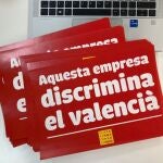 Pegatinas que reparte la Plataforma per la Llengua para señalar a los comercios que no atienden en valenciano