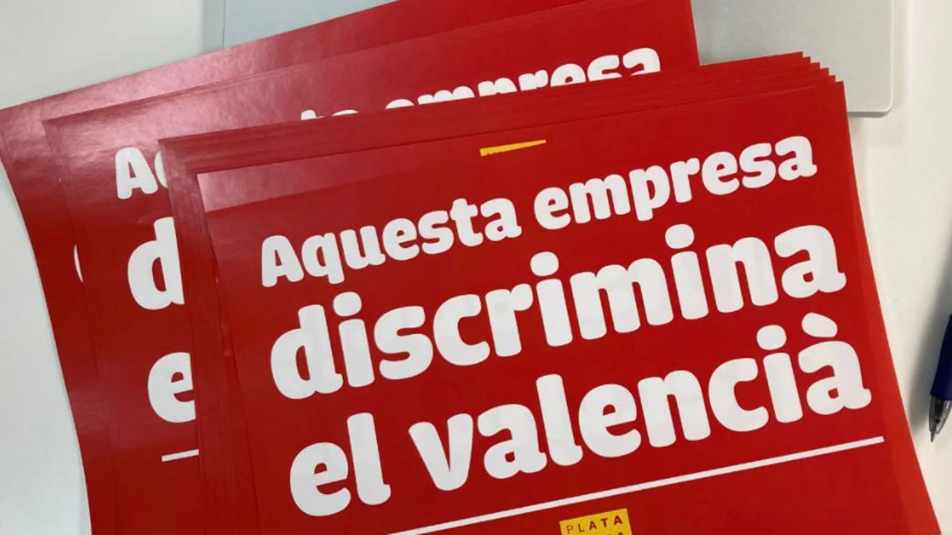 Pegatinas que reparte la Plataforma per la Llengua para señalar a los comercios que no atienden en valenciano