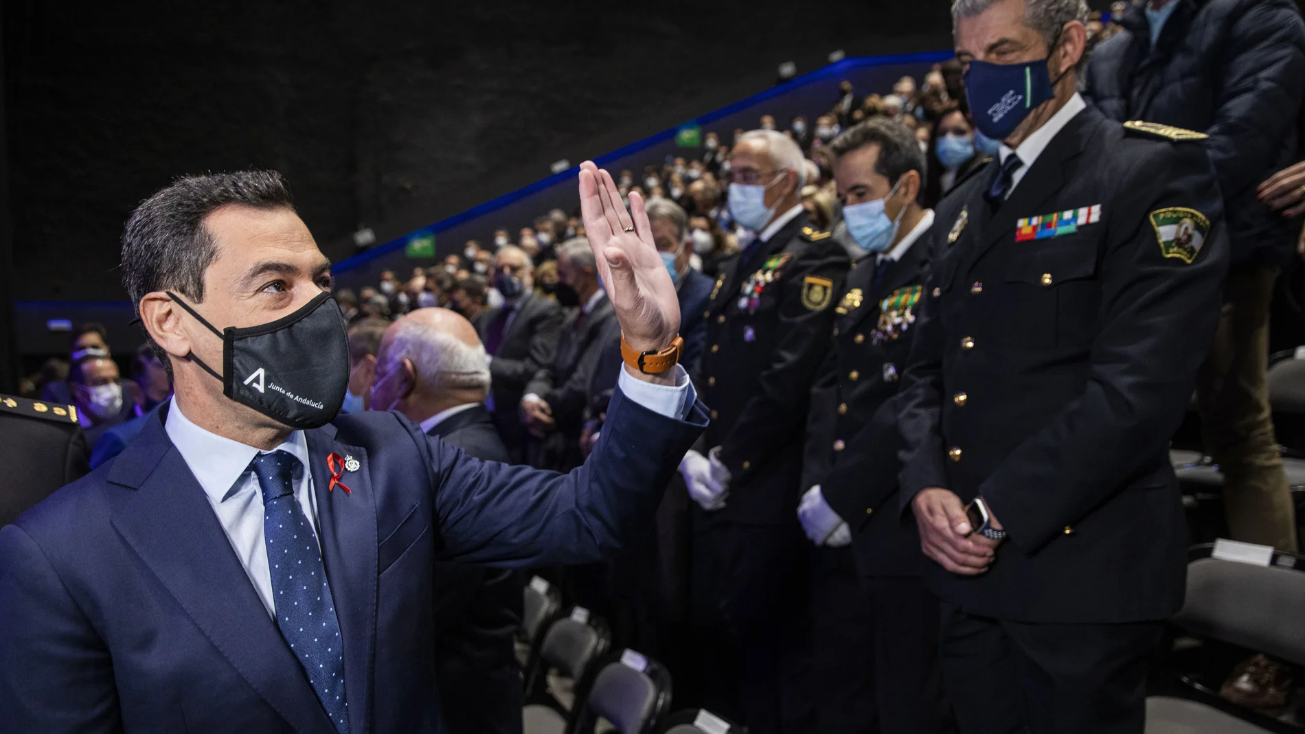 El presidente de la Junta, Juanma Moreno, a su llegada al acto de imposición de condecoraciones a la Policía Adscrita