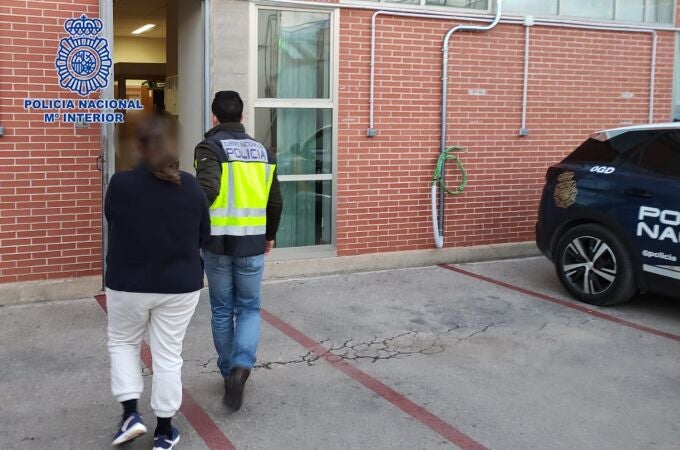 Imagen de la detenida, una mujer de 41 años, custodiada por la Policía Nacional