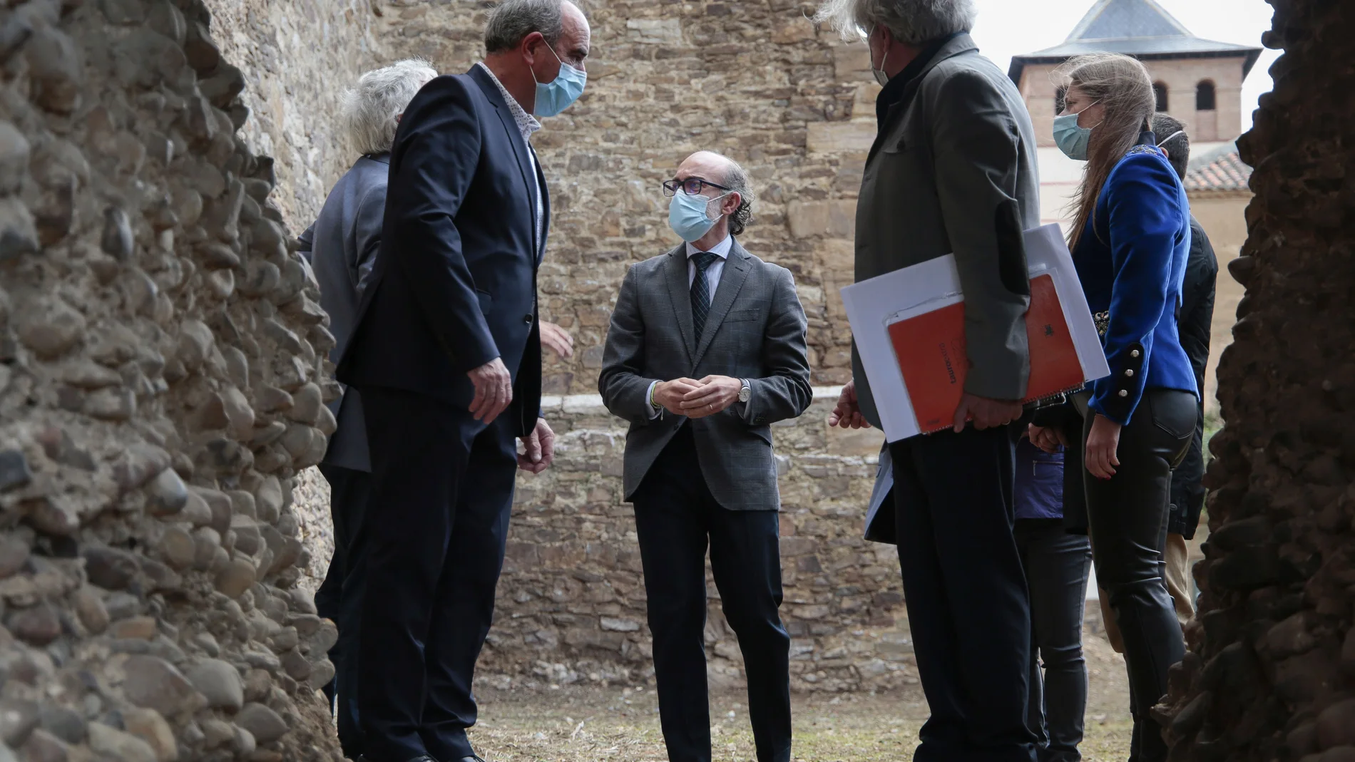 El consejero de Cultura y Turismo, Javier Ortega, visita la localidad de Laguna de Negrillos (León) acompañado, entre otras autoridades, por el alcalde del municipio, Isidro García y por la delegada territorial de la Junta, Ester Muñoz