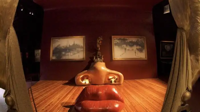 Instalación de Face of Mae West, que puede ser utilizado como apartamento por Salvador Dalí en Figueres