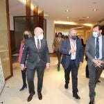El consejero Jesús julio Carnero conversa con el dirigente agrario de UPA, Aurelio González, y el alcalde de Valladolid, Óscar Puente en presencia de la delegada del Gobierno, Virginia Barcones, y del consejero Suárez-Quñones
