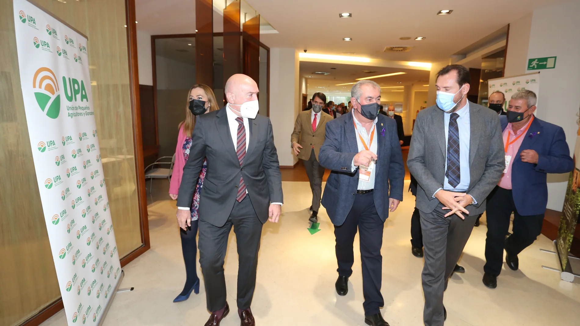 El consejero Jesús julio Carnero conversa con el dirigente agrario de UPA, Aurelio González, y el alcalde de Valladolid, Óscar Puente en presencia de la delegada del Gobierno, Virginia Barcones, y del consejero Suárez-Quñones
