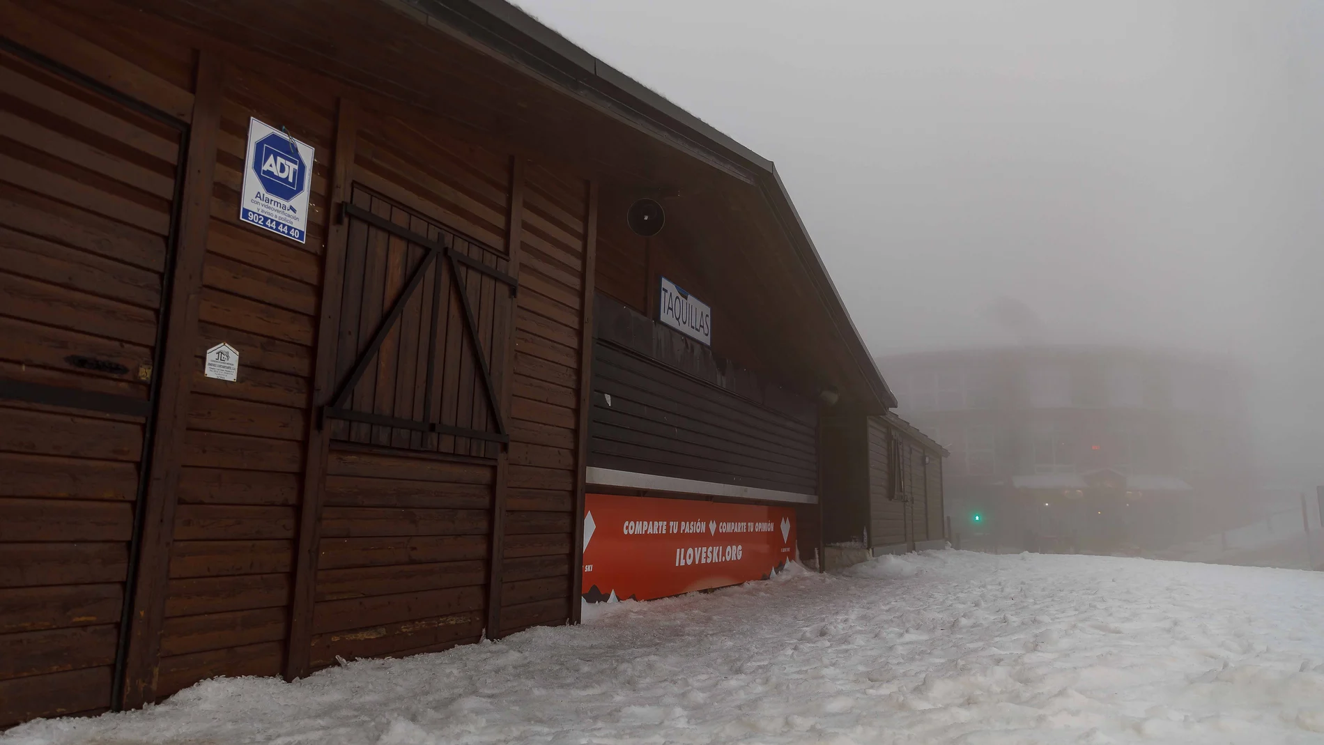 Un edificio con taquillas en la estación de esquí Puerto de Navacerrada, a 1 de diciembre de 2021, en Cercedilla, Madrid (España). La apertura de Navacerrada para este invierno es todavía una incógnita y la estación se ha convertido en motivo de conflicto entre el Gobierno de Castilla y León y el Gobierno central. La Abogacía del Estado interpuso el martes un recurso contencioso-administrativo contra la Junta de Castilla y León por la "ocupación ilegal" de los terrenos del Puerto de Navacerrada,.01 DICIEMBRE 2021;NAVACERRADA;MONTAÑA;ESQUÍ;NIEVENacho Valverde / Europa Press01/12/2021