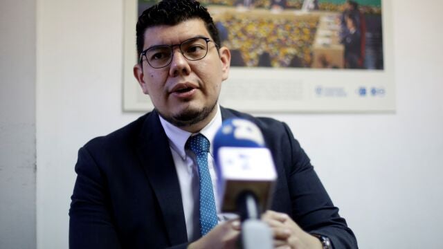 AME1734. SAN SALVADOR (EL SALVADOR), 30/11/2021.- El economista Ricardo Castenada, del Instituto Centroamericano de Estudios Fiscales (Icefi), habla con Efe durante una entrevista el 25 de noviembre de 2021, en San Salvador (El Salvador). El Salvador podría cerrar el 2021 con una deuda del 85 % del producto interno bruto (PIB), lo que quiere decir que por cada 100 dólares que se produzcan 85 dólares ya se deberían, señaló Castenada. EFE/ Rodrigo Sura