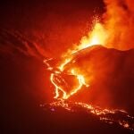 El volcán de Cumbre Vieja, en La Palma, aumentado a primera hora de la noche de ayer la actividad en los focos secundarios, situados al norte del cono principal.