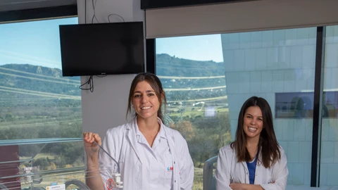 De izquierda a derecha, las doctoras Loreto García y Ana Villalba