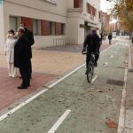 El alcalde de Valladolid, Oscar Puente, junto con el concejal de Movilidad y Espacio Urbano, Luis Vélez, y la concejala de Medio Ambiente y Desarrollo Sostenible, María Sánchez visitan las obras ejecutadas para la implantación de un carril bici bidireccional en el Paseo de Zorrilla,