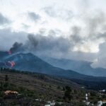 El volcán de Cumbre Vieja, en La Palma, desde el mirador de Tajuya a primera hora de este jueves