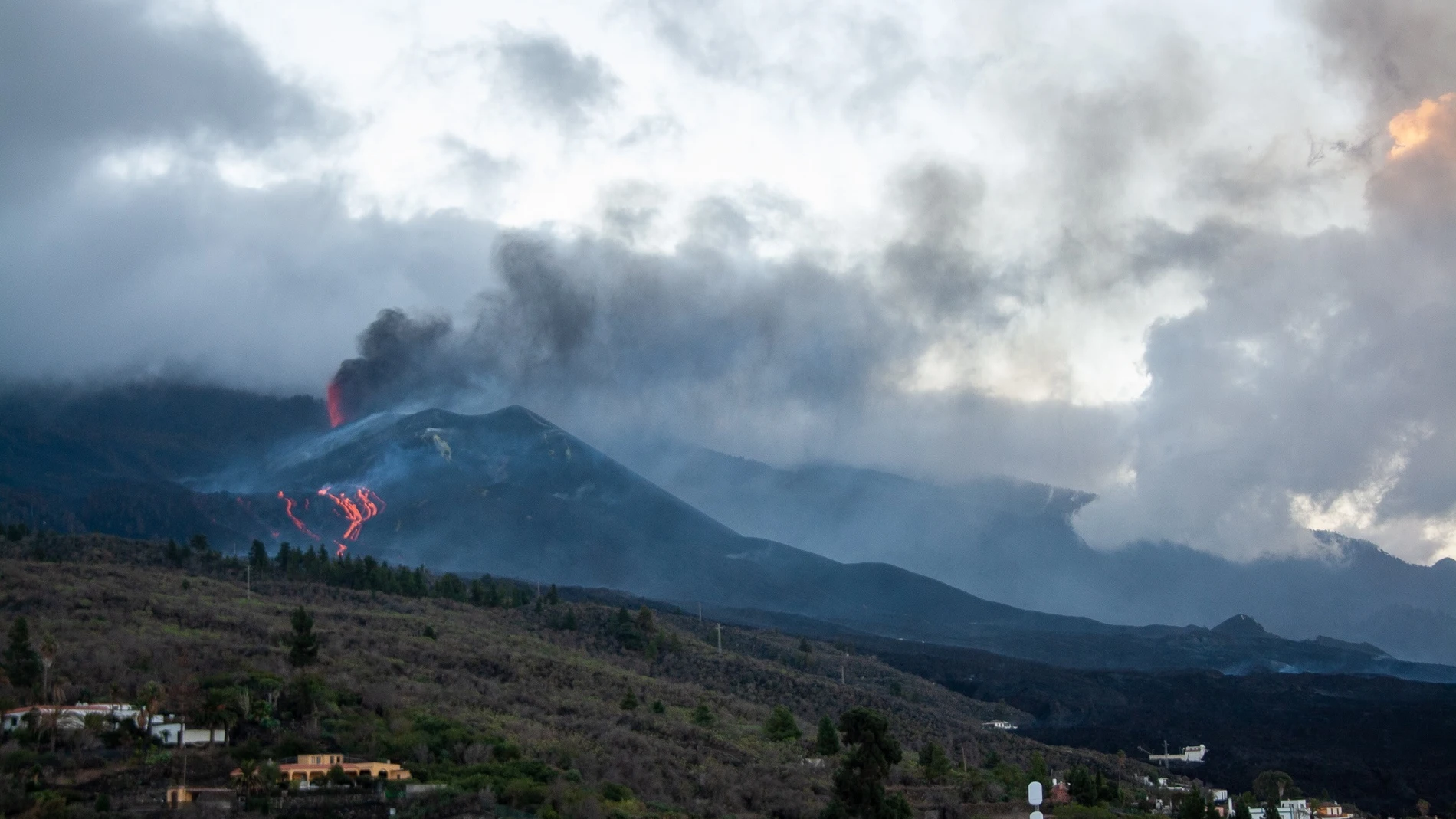 El volcán de Cumbre Vieja, en La Palma, desde el mirador de Tajuya a primera hora de este jueves