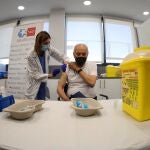 Un hombre se vacuna de la gripe y la covid-19 en Madrid