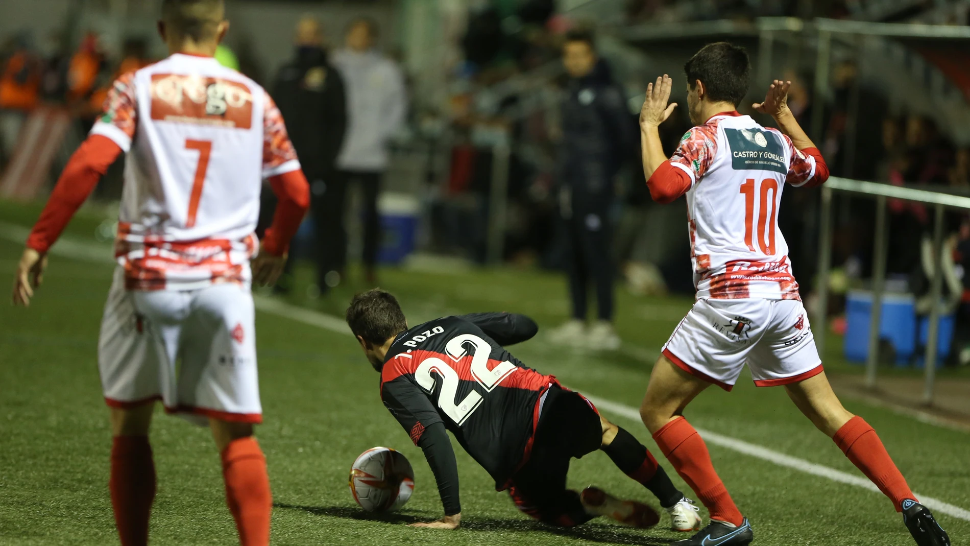 SALAMANCA, 02/12/2021.- El centrocampista del Rayo Vallecano, José Pozo, con el balón ante Cristóbal, del Guijuelo