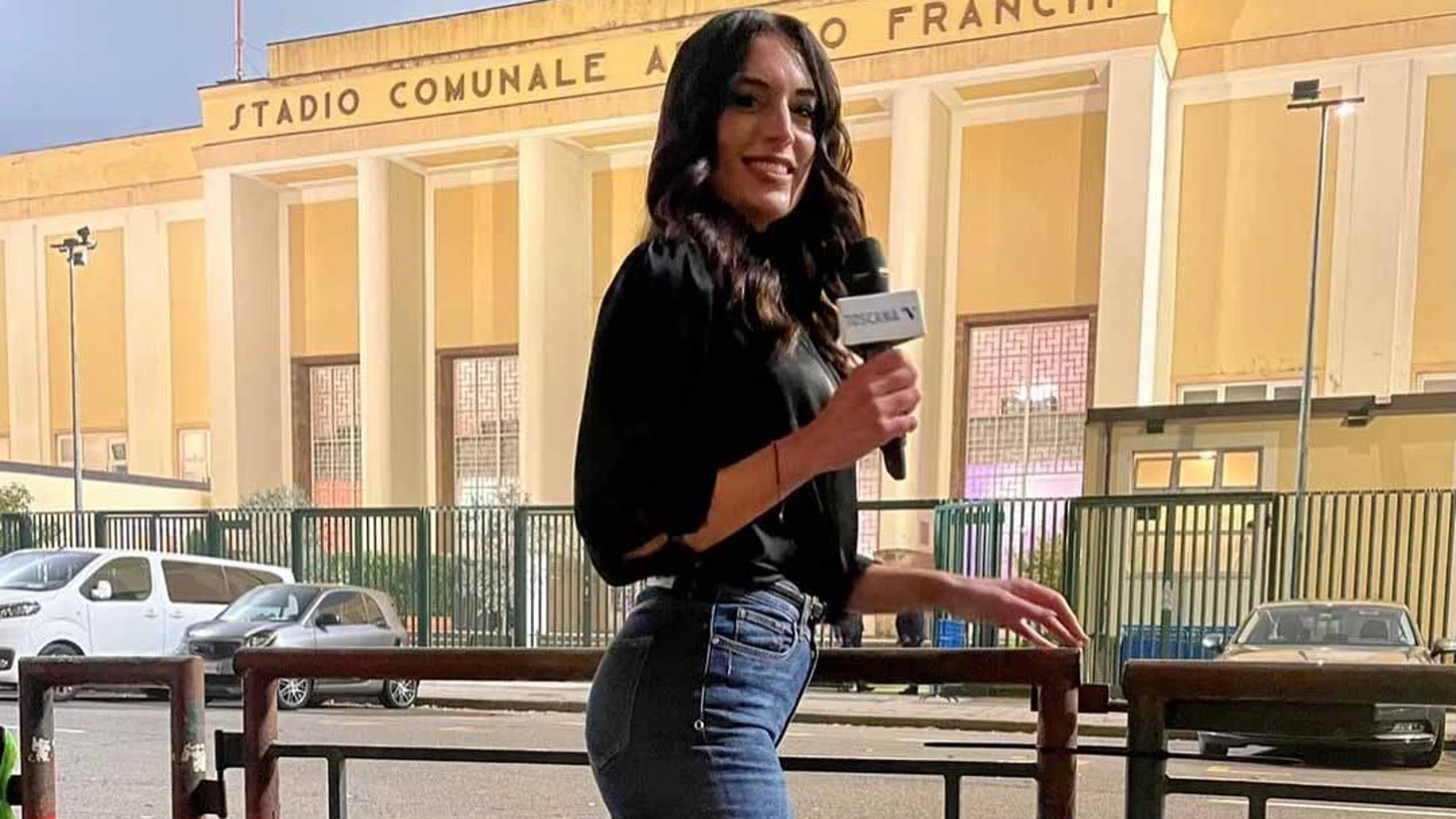 La periodista Greta Beccaglia delante del estadio de la Fiorentina.