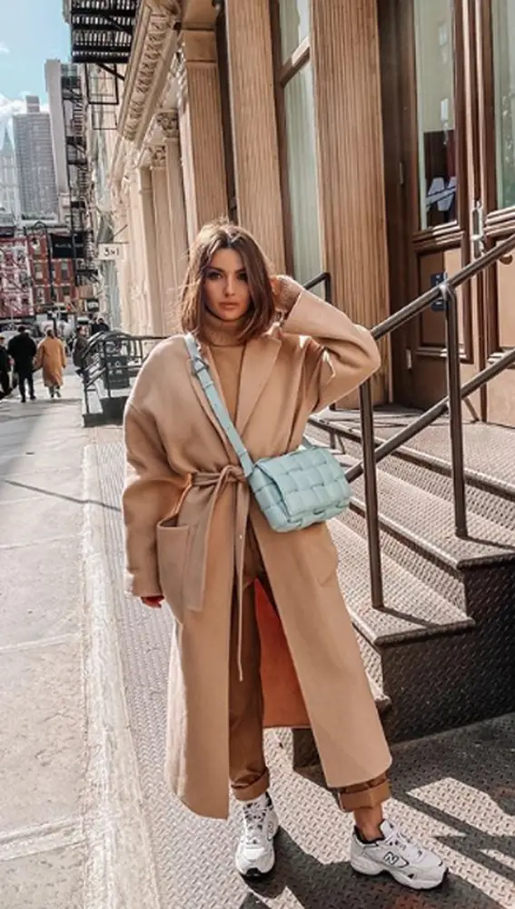 Alexandra Pereira con abrigo estilo batín en color camel.
