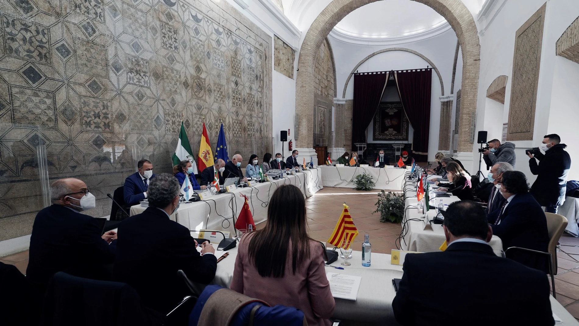 La ministra de Sanidad, Carolina Darias, junto con el consejero andaluz de Salud y Familias, Jesús Aguirre, y el director del Centro de Coordinación de Alertas y Emergencias Sanitarias, Fernando Simón, participan en la reunión del Consejo Interterritorial del Servicio Nacional de Salud celebrado este jueves en el Alcázar de los Reyes Cristianos, en Córdoba